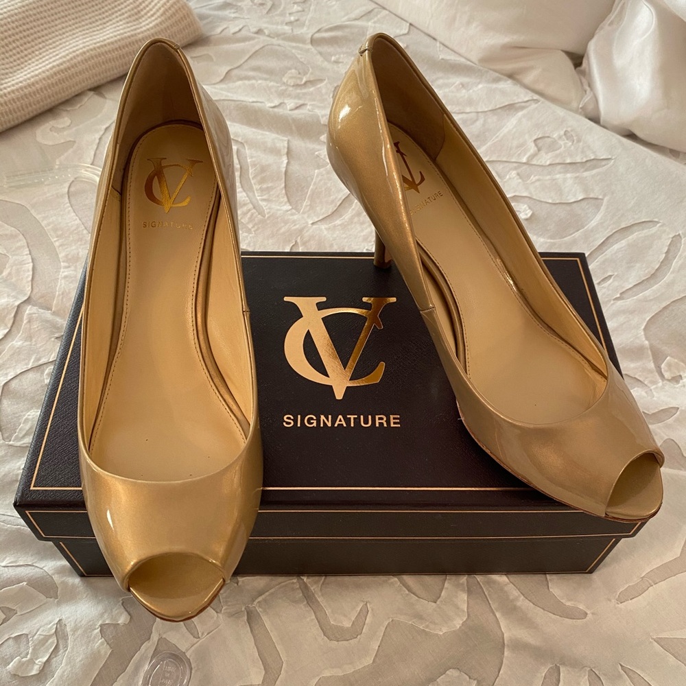VC Signature Gold Peep Toe Pumps Size 8M